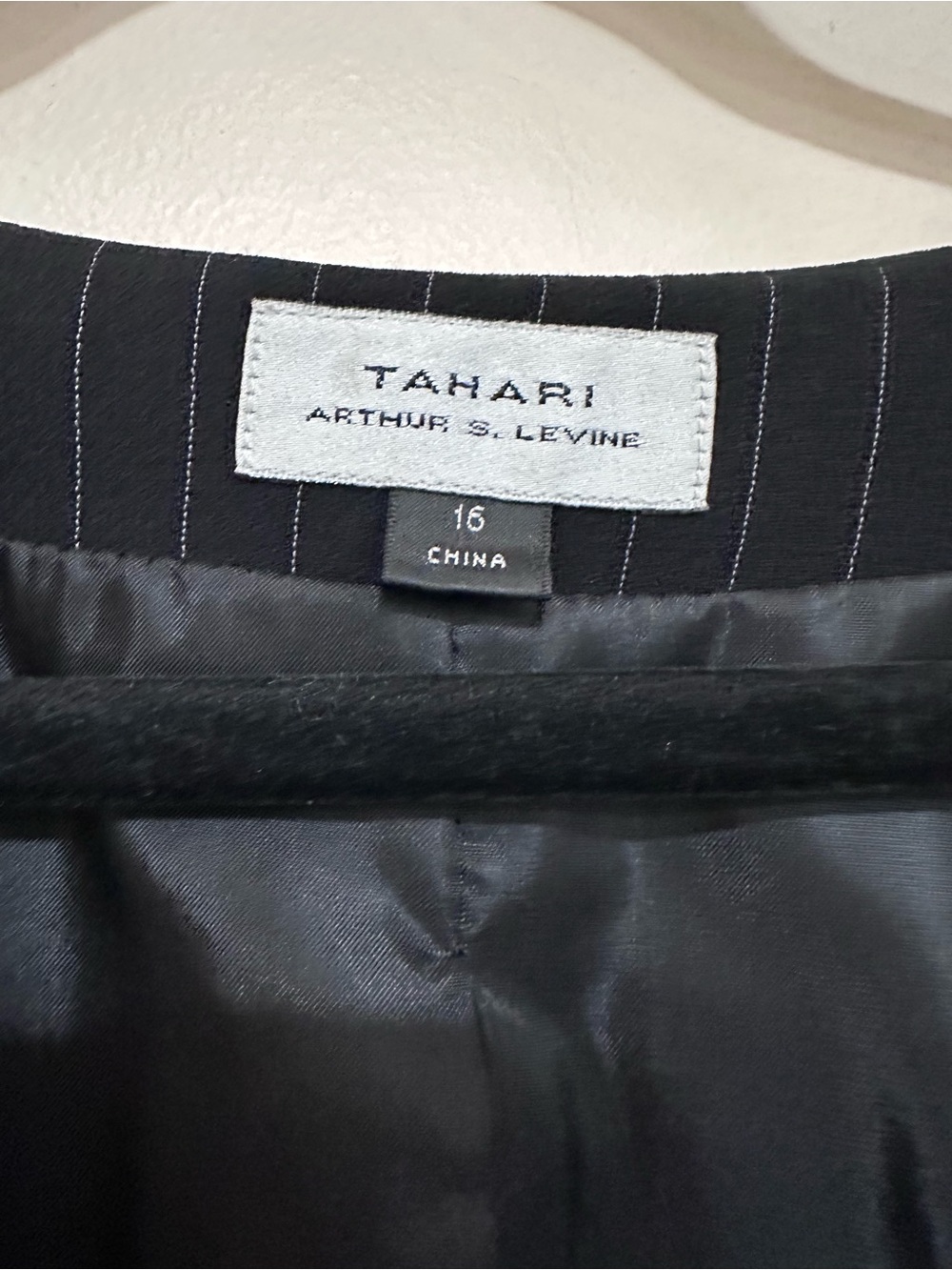 Tahari women’s Black Pinstripe Pantsuit 3 piece Size 16 - Picture 8 of 16